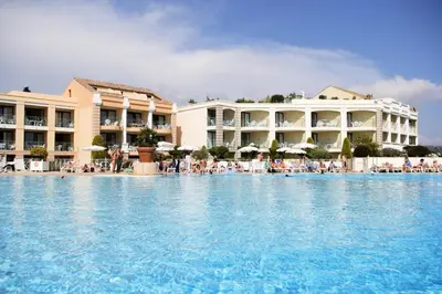a palm tree in front of a building and the ocean at Résidence Cannes Villa Francia - maeva Home - Appartement 2 pièces 4 personnes - Sélection MAE-0091 in Cannes