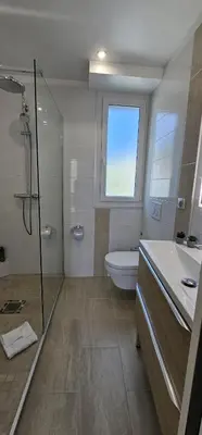 a bathroom with a shower and a toilet and a sink at Cannes Sea View, by Beach, Private Room in Shared 3-Bedroom Apartment, Private Bathroom & Balcony,, Chambre avec salle de bain privative & balcon, chez l'habitant in Cannes