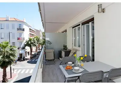 a bedroom with a bed with a mirror on the wall at T2 centre-ville Banane à Cannes avec grande terrasse in Cannes