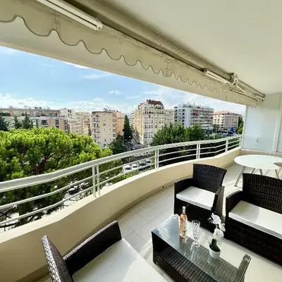 2 pieces proche mer GOLDEN