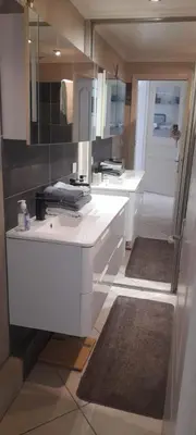 a white bathroom with a sink and a mirror at 3 pieces au centre de Cannes idéal congres ou vacances in Cannes