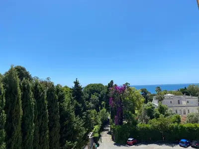 a view of a park with trees and a building at Appartement moderne avec vue mer à Cannes in Cannes