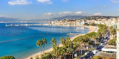 a laundry room with a washer and dryer in a kitchen at Suite Tosca - Palais & Croisette 2min - Appartement Hôtel in Cannes