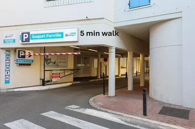 an empty building with a min walk sign on it at Spacieux 2 chambres BALCON, FELIX FAURE-COEUR DE CANNES A2B023 in Cannes