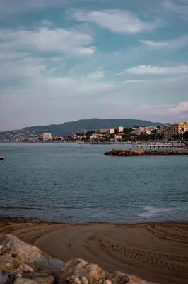 a large body of water with buildings in the background at Charme au Suquet 1 Chambre & Canapé-Lit AC in Cannes