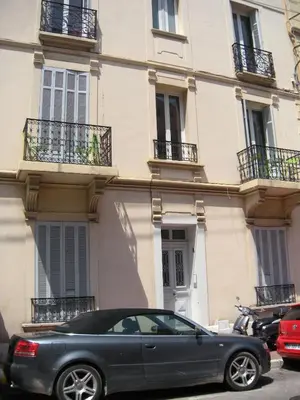 a gray car parked in front of a building at ZEN 2 pièces 3 étoiles, plein centre cannes, à 5mn des plages et du palais in Cannes