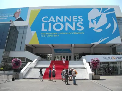 a group of people standing in front of a building at New York 2 pièces 3 étoiles calme plein centre de cannes, 5mn des plages et Palais in Cannes