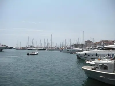a group of boats docked in a harbor at Voyage 2 pièces 3 étoiles calme plein centre à 5mn des plages et du Palais in Cannes
