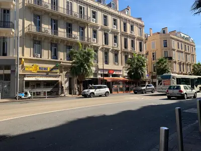 a street with cars parked in front of a building at 7e Art 2 pièces 3 étoiles calme plein centre Cannes 5mn plages et Palais in Cannes