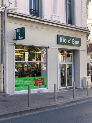 a big ben store on the side of a street at 7e Art 2 pièces 3 étoiles calme plein centre Cannes 5mn plages et Palais in Cannes