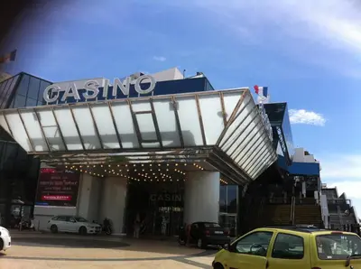 a building with a car parked in front of it at 7e Art 2 pièces 3 étoiles calme plein centre Cannes 5mn plages et Palais in Cannes