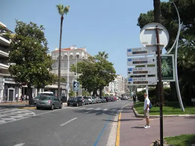 a man standing on the side of a city street at Cocooning 3 pièces duplex 3 étoiles calme centre ville à 5mn plages et Palais in Cannes