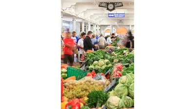 a market filled with lots of fruits and vegetables at Colombe in Cannes