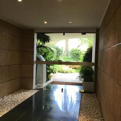 a hallway with an open door to a garden at Studio 