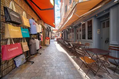 an alley with tables and chairs on a street at Confortable 2 chambres MEYNADIER-FORVILLE A2B105 in Cannes