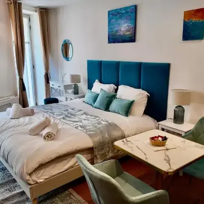 LB Vacation Rentals I Large Superieure Room with Balcony I Casa d'Azur
