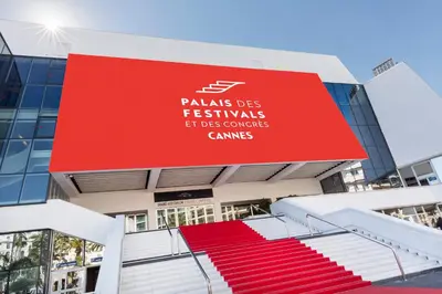 a building with a red sign on the side of it at Maisonnette Studio bas Suquet, proche plage et palais in Cannes